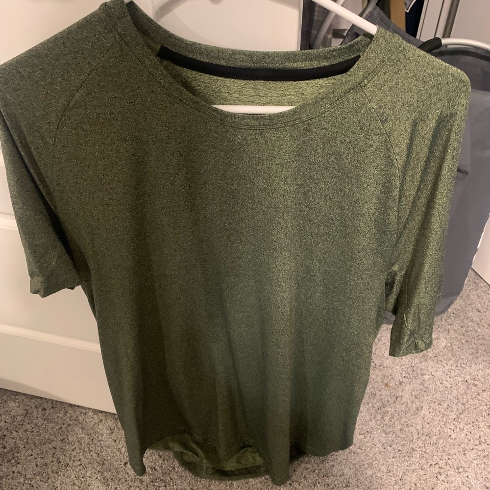Men’s forest green Lululemon Drysense T-shirt